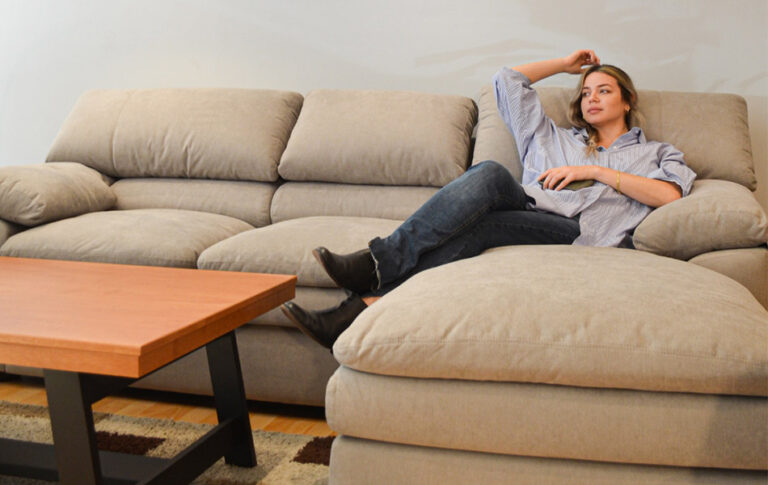 Mujer sentada en sofa de Esempi Diseños